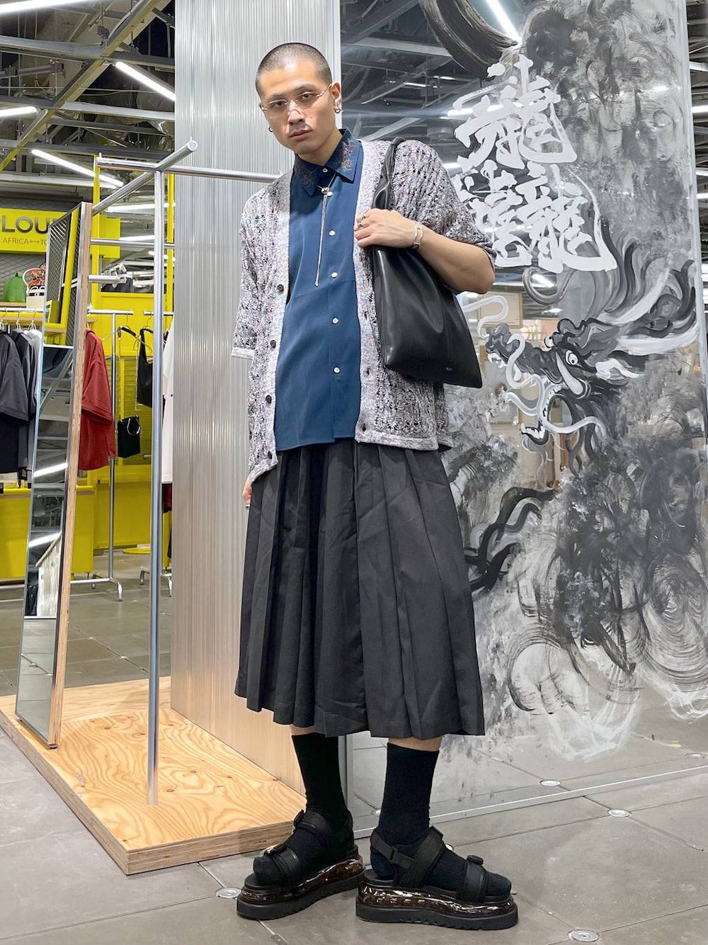 ブルー系のシャツ/ブラウス、ブラック系のサンダル、グレー系のカーディガン/ボレロを着用したメンズの夏コーディネートの1枚目の写真
