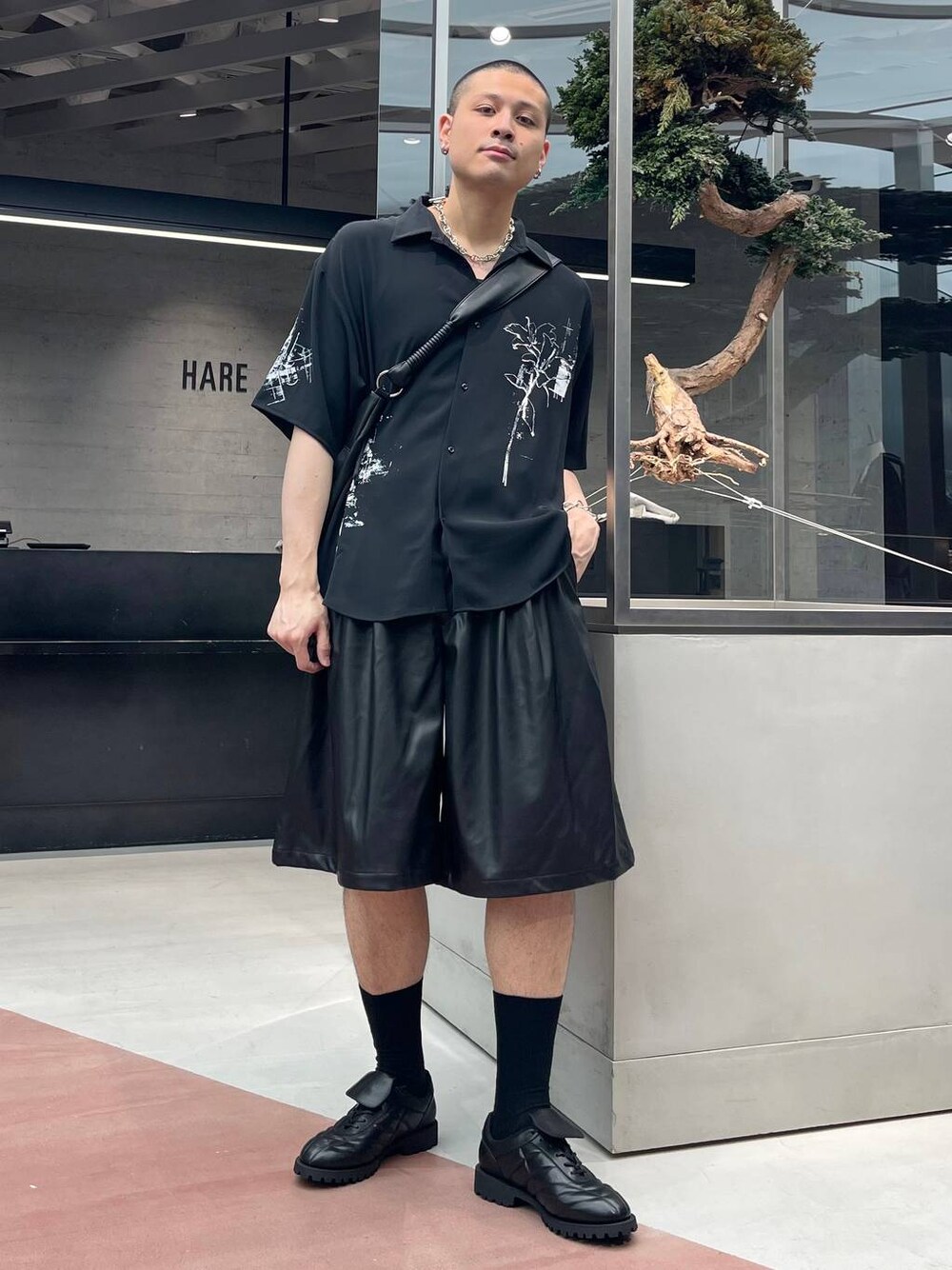 ブラック系のその他パンツ、ブラック系のスニーカー、ブラック系のシャツ/ブラウスを着用したメンズの夏コーディネートの1枚目の写真
