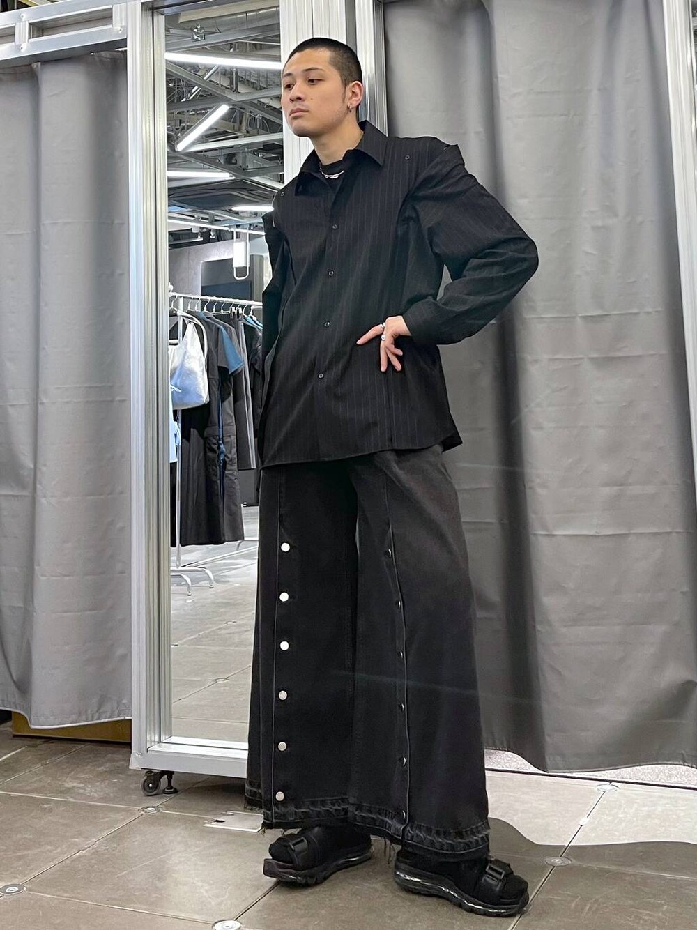 ブラック系のサンダル、ブラック系のデニムパンツ、ブラック系のシャツ/ブラウスを着用したメンズの春コーディネートの1枚目の写真