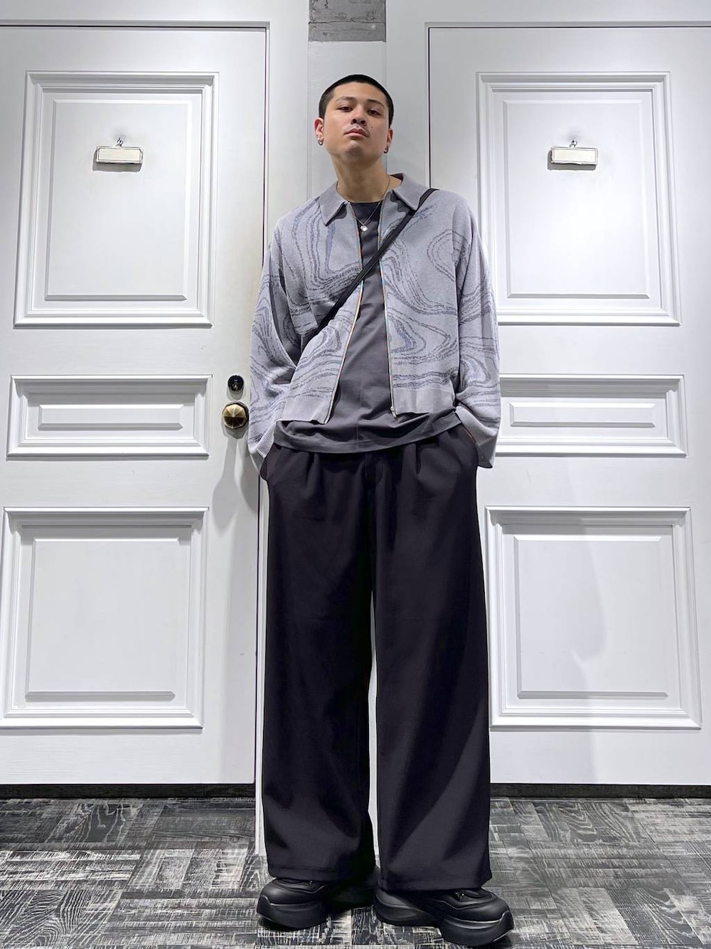 ブラック系のその他パンツ、グレー系のカーディガン/ボレロ、グレー系のTシャツ/カットソーを着用したメンズの春コーディネートの1枚目の写真
