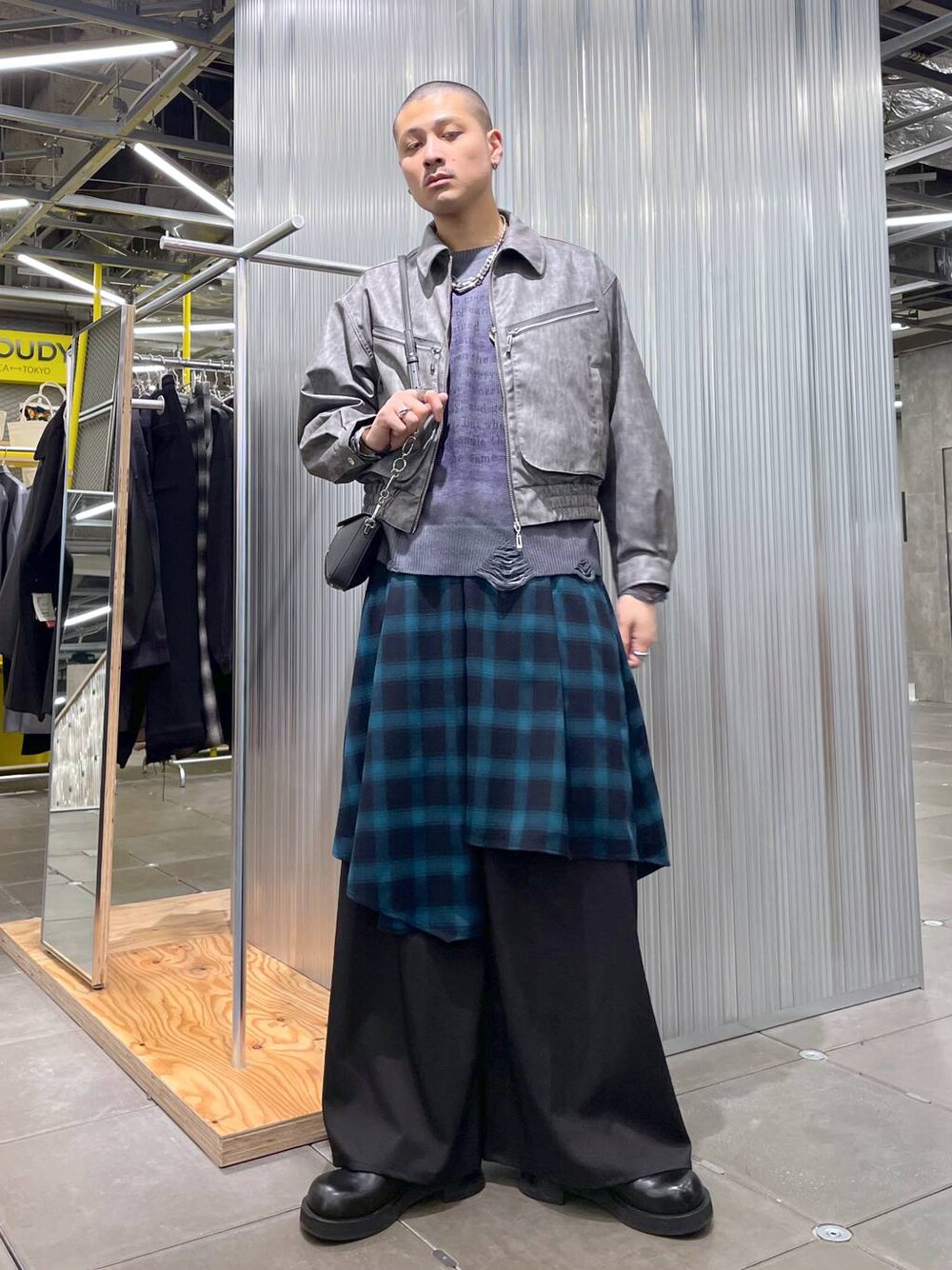 ブラック系のドレスシューズ、ブラック系のショルダーバッグ、グレー系のニット/セーターを着用したメンズの冬コーディネートの1枚目の写真