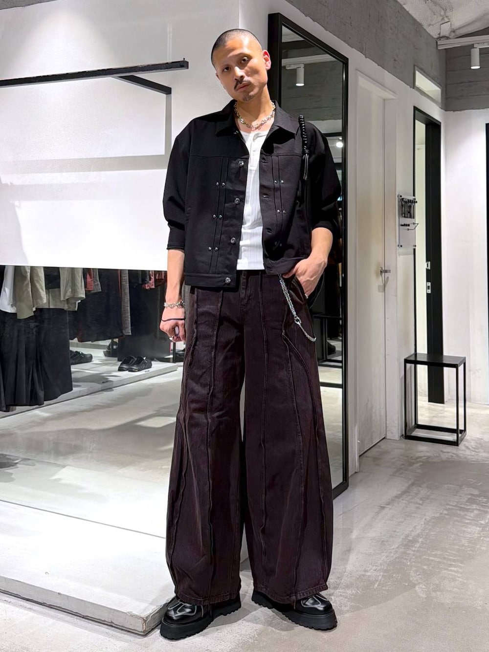 ブラック系のローファー、ブラック系のデニムパンツ、ホワイト系のタンクトップを着用したメンズの夏コーディネートの1枚目の写真