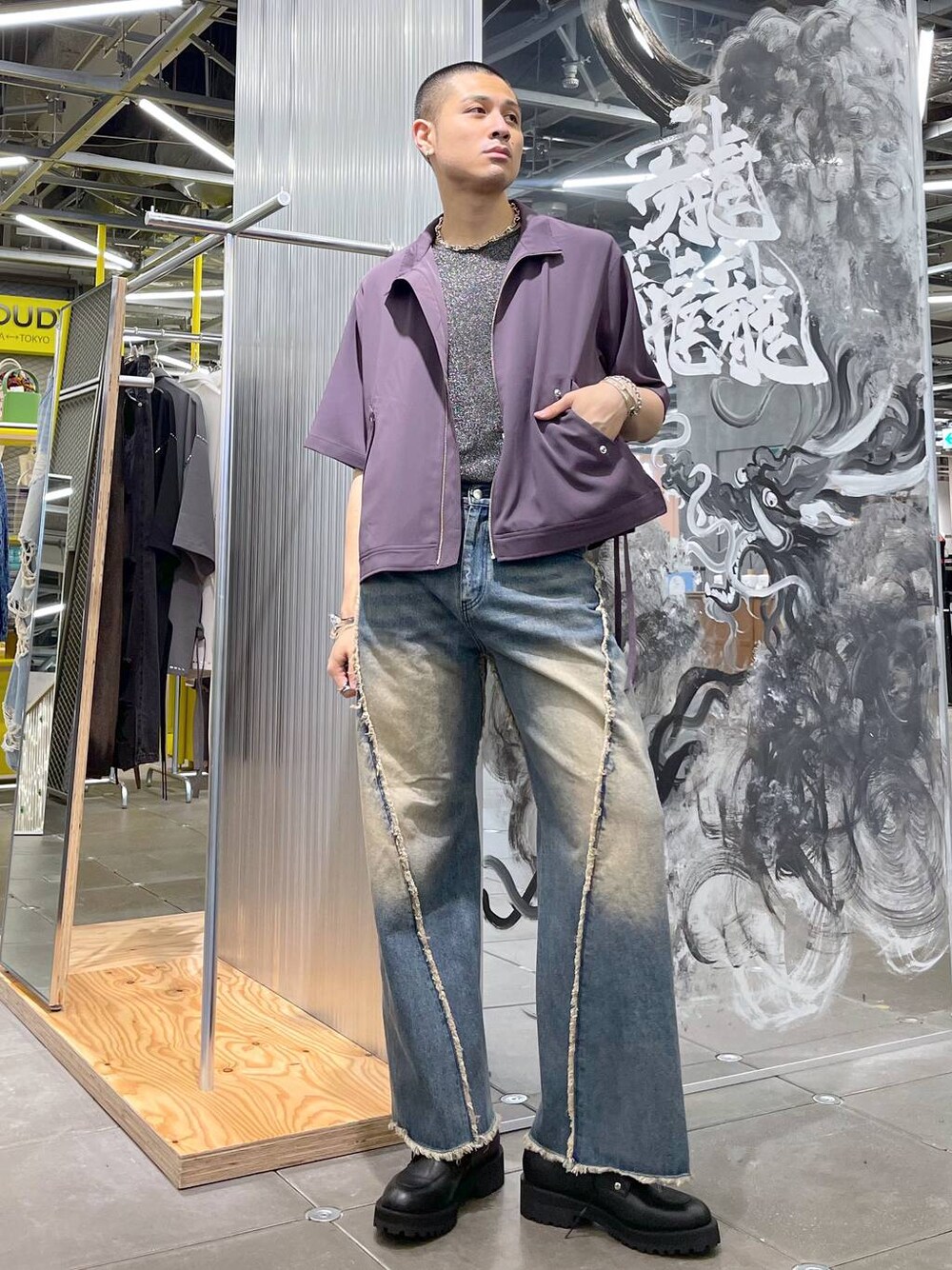 ブラック系のTシャツ/カットソー、パープル系のシャツ/ブラウス、ブルー系のデニムパンツを着用したメンズの夏コーディネートの1枚目の写真