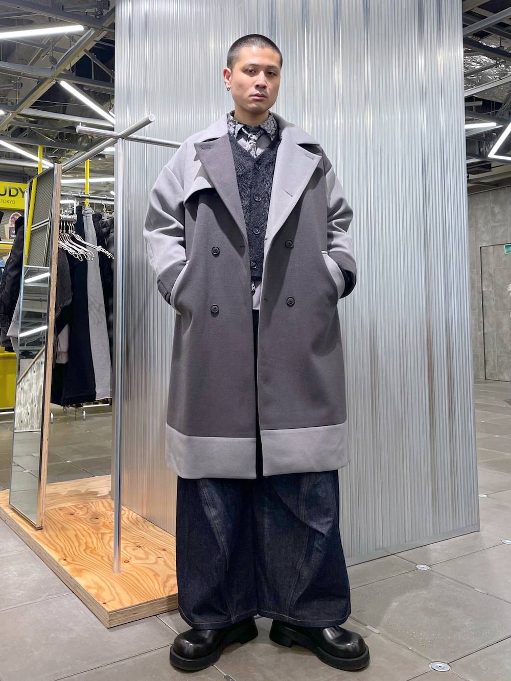 グレー系のトレンチコート、ブラック系のカーディガン/ボレロ、グレー系のシャツ/ブラウスを着用したメンズの冬コーディネートの1枚目の写真