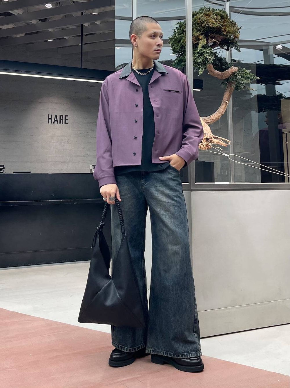 ブラック系のローファー、ブルー系のデニムパンツ、パープル系のシャツ/ブラウスを着用したメンズの秋コーディネートの1枚目の写真