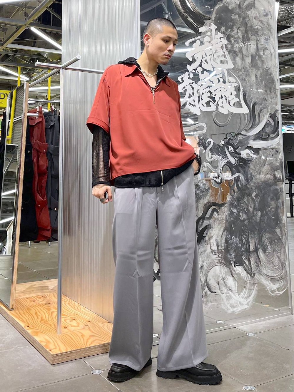 グレー系のスラックス、レッド系のシャツ/ブラウス、ブラック系のドレスシューズを着用したメンズの夏コーディネートの1枚目の写真