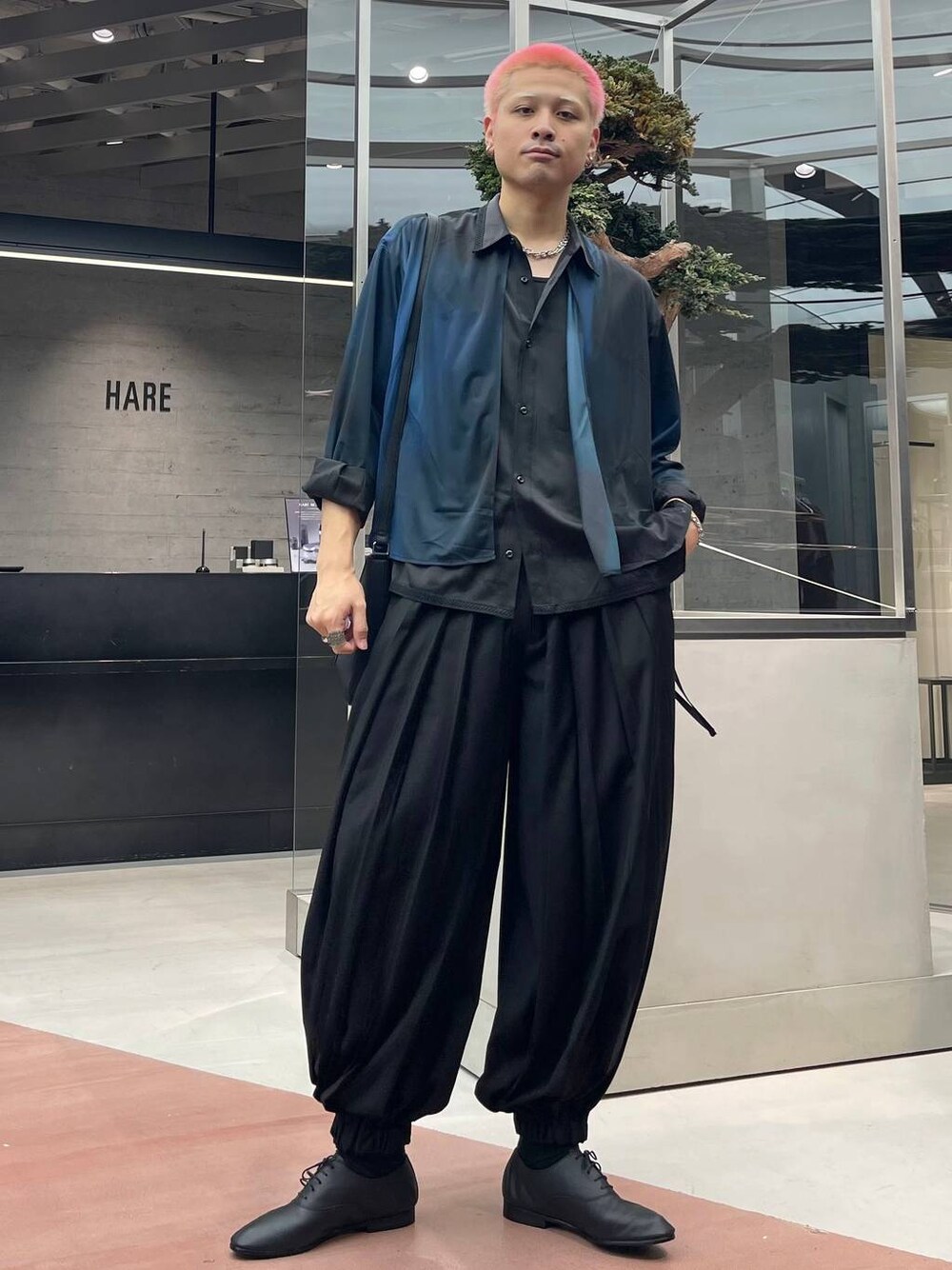 ブラック系のその他パンツ、ブラック系のショルダーバッグ、ブラック系のバレエシューズを着用したメンズの夏コーディネートの1枚目の写真