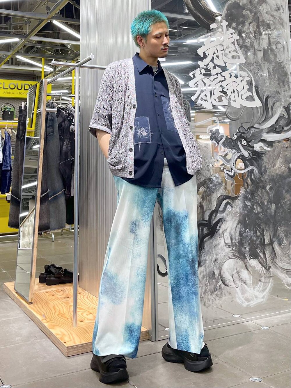 ブラック系のサンダル、グレー系のカーディガン/ボレロ、ブルー系のその他パンツを着用したメンズの夏コーディネートの1枚目の写真