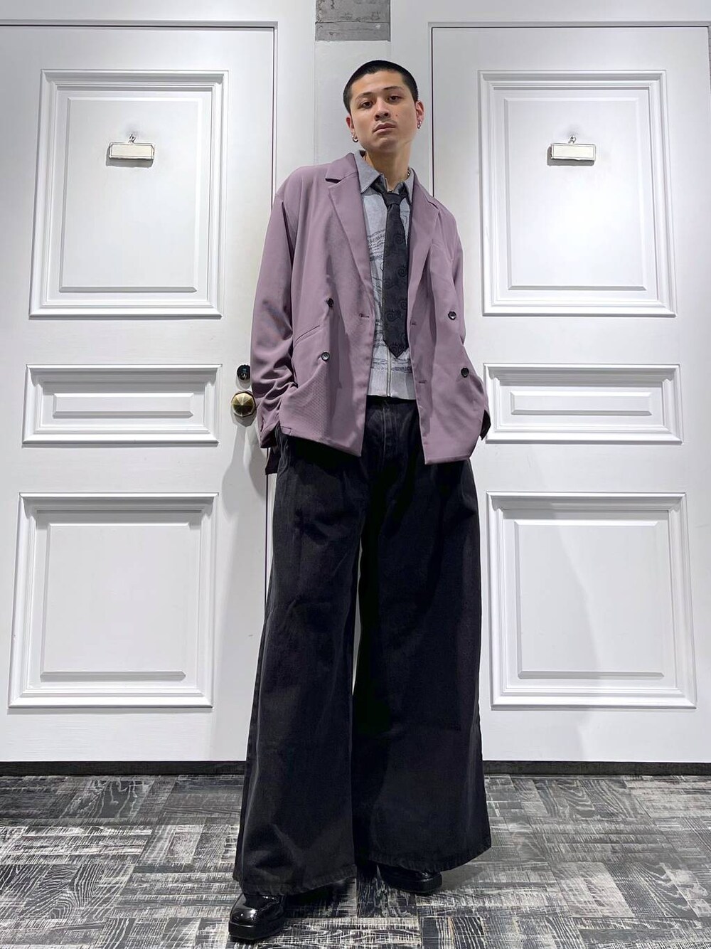 ブラック系のドレスシューズ、ブラック系のネクタイ、ブラック系のデニムパンツを着用したメンズの春コーディネートの1枚目の写真