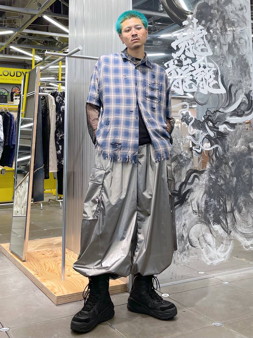 シルバー系のカーゴパンツ、ブルー系のシャツ/ブラウス、シルバー系のメガネを着用したメンズの夏コーディネートの1枚目の写真