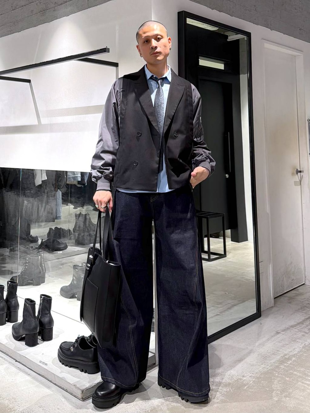 ブルー系のネクタイ、ブラック系のドレスシューズ、ブラック系のトートバッグを着用したメンズの冬コーディネートの1枚目の写真