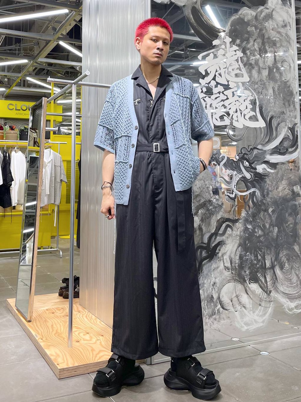 ブラック系のサンダル、ブルー系のカーディガン/ボレロ、グレー系のつなぎ/オールインワンを着用したメンズの春コーディネートの1枚目の写真