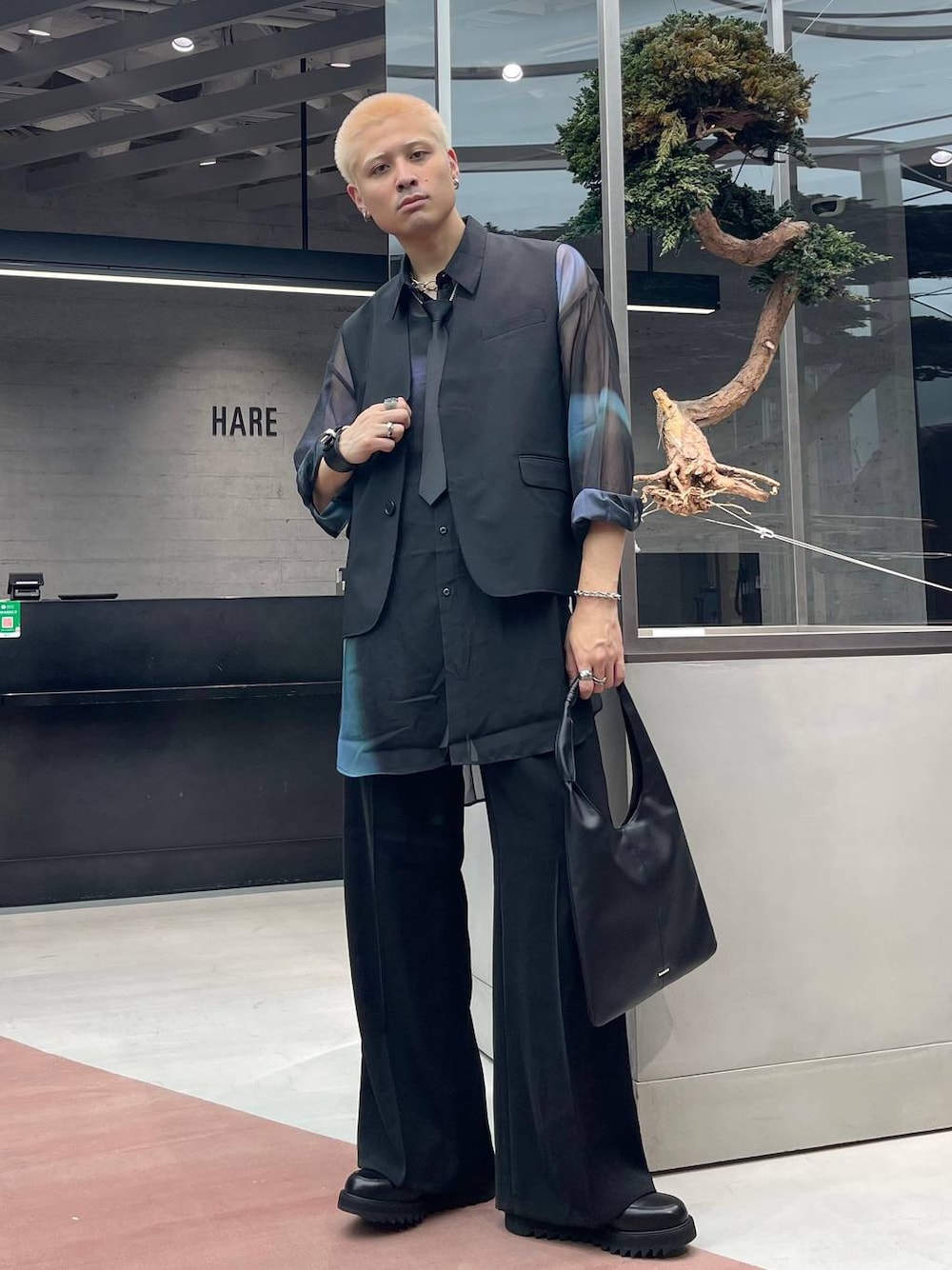 ブラック系のスラックス、ブラック系のトートバッグ、ブラック系のシャツ/ブラウスを着用したメンズの夏コーディネートの1枚目の写真