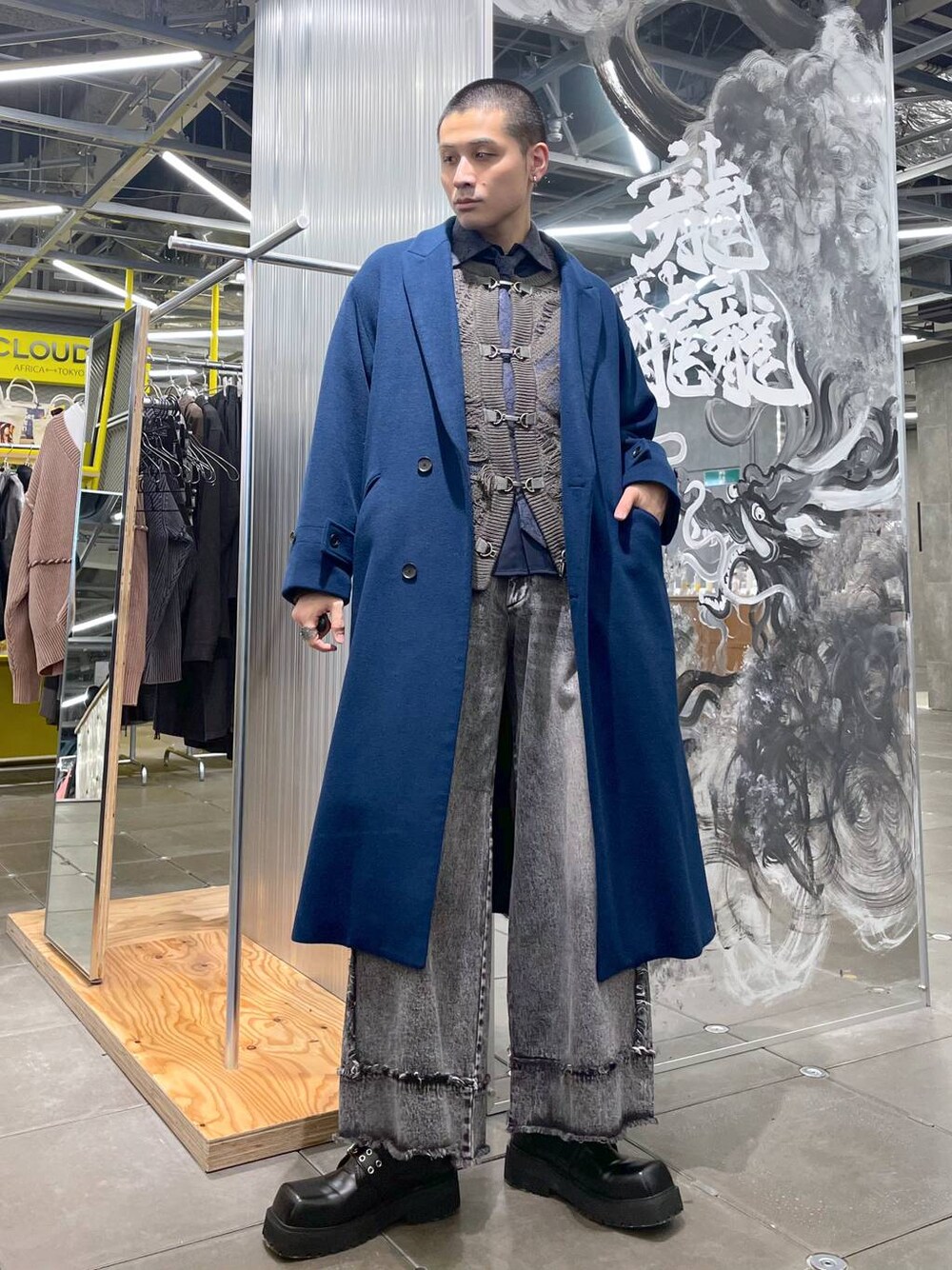 ブルー系のトレンチコート、ブラック系のドレスシューズ、ブルー系のシャツ/ブラウスを着用したメンズの冬コーディネートの1枚目の写真