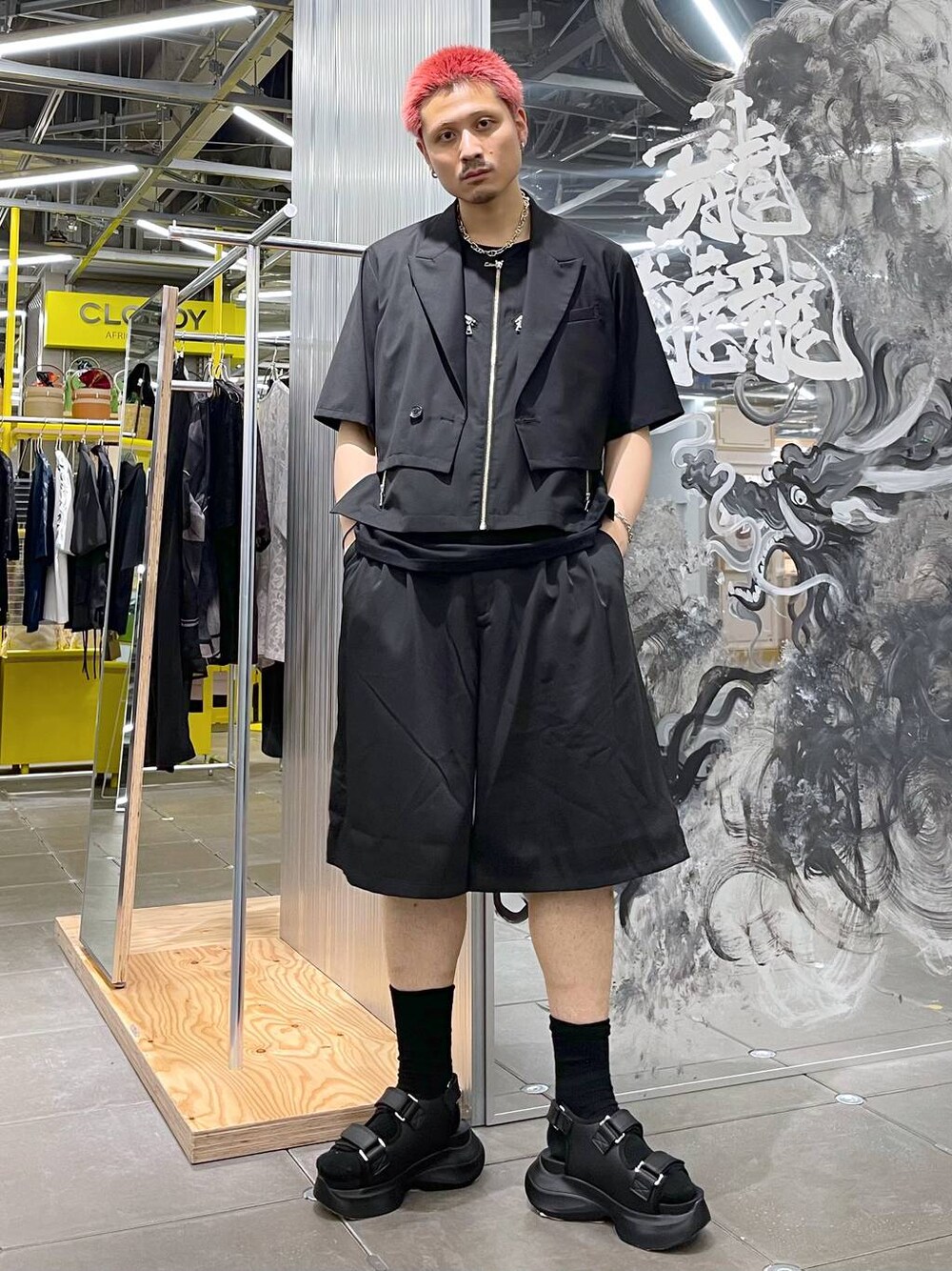 ブラック系のその他パンツ、ブラック系のサンダル、ブラック系のベストを着用したメンズの夏コーディネートの1枚目の写真