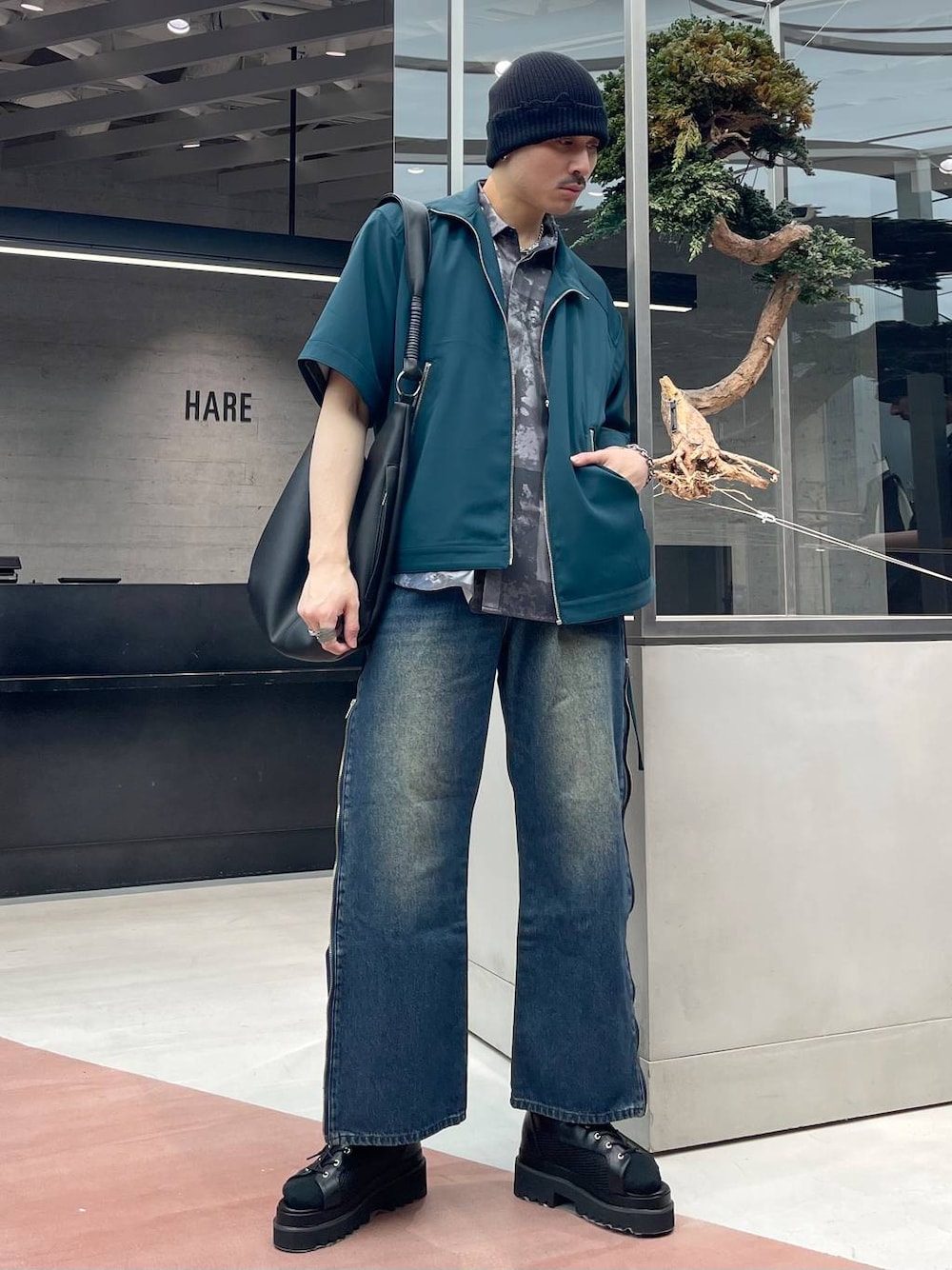 ブルー系のデニムパンツ、ブラック系のサンダル、ブラック系のシャツ/ブラウスを着用したメンズの春コーディネートの1枚目の写真