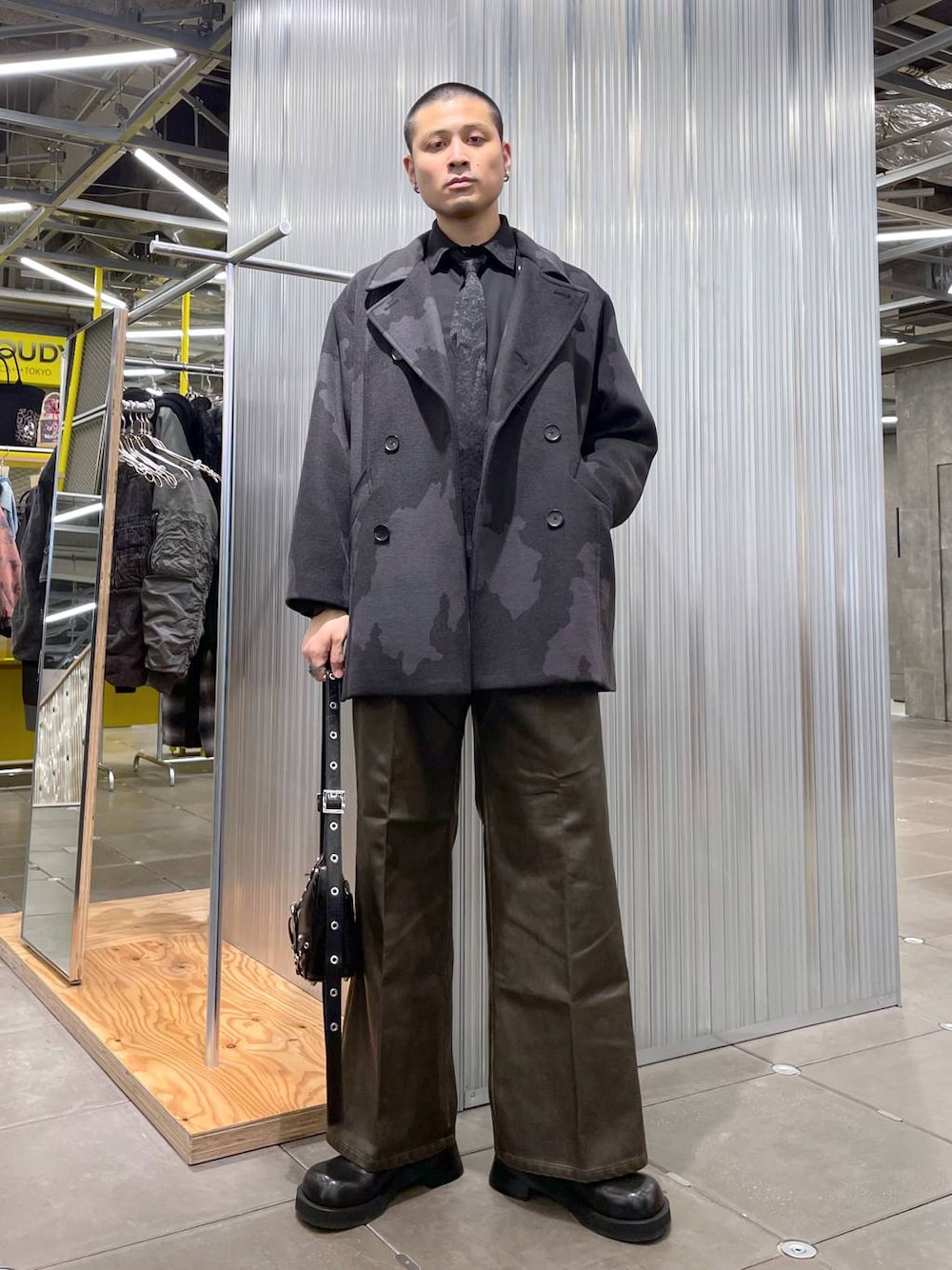 ブラック系のピーコート、ブラウン系のその他パンツ、ブラック系のシャツ/ブラウスを着用したメンズの冬コーディネートの1枚目の写真