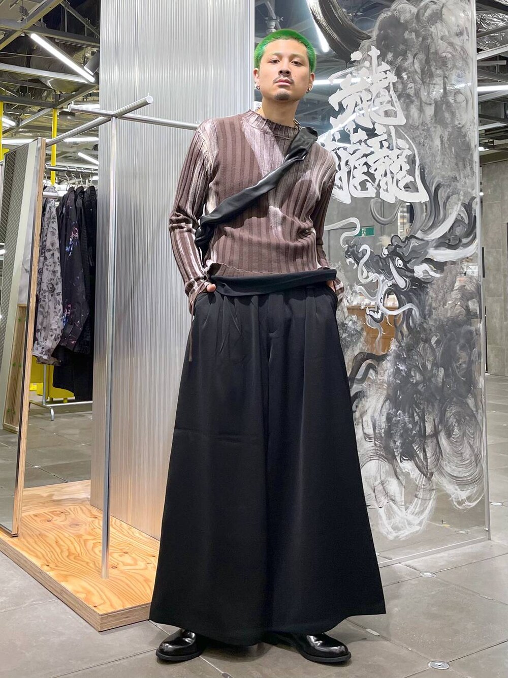 ブラック系のスラックス、ブラック系のショルダーバッグ、ブラック系のドレスシューズを着用したメンズの秋コーディネートの1枚目の写真