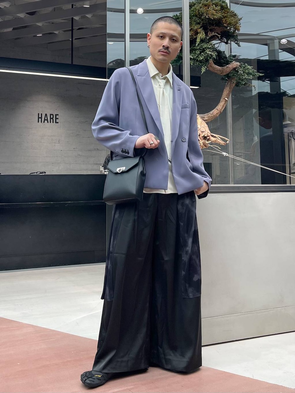「モード、ワントーン、個性派、春コーデ、夏コーデ、きれいめ、カジュアル、オーバーサイズ、HARE、坊主、デートコーデ」｜「HAREの【SET UP対応】TOROMIダブルジャケット(HARE)（テーラードジャケット、パープル系）」を使った、はのやんさん（メンズ・182cm）の春コーディネートの1枚目の写真