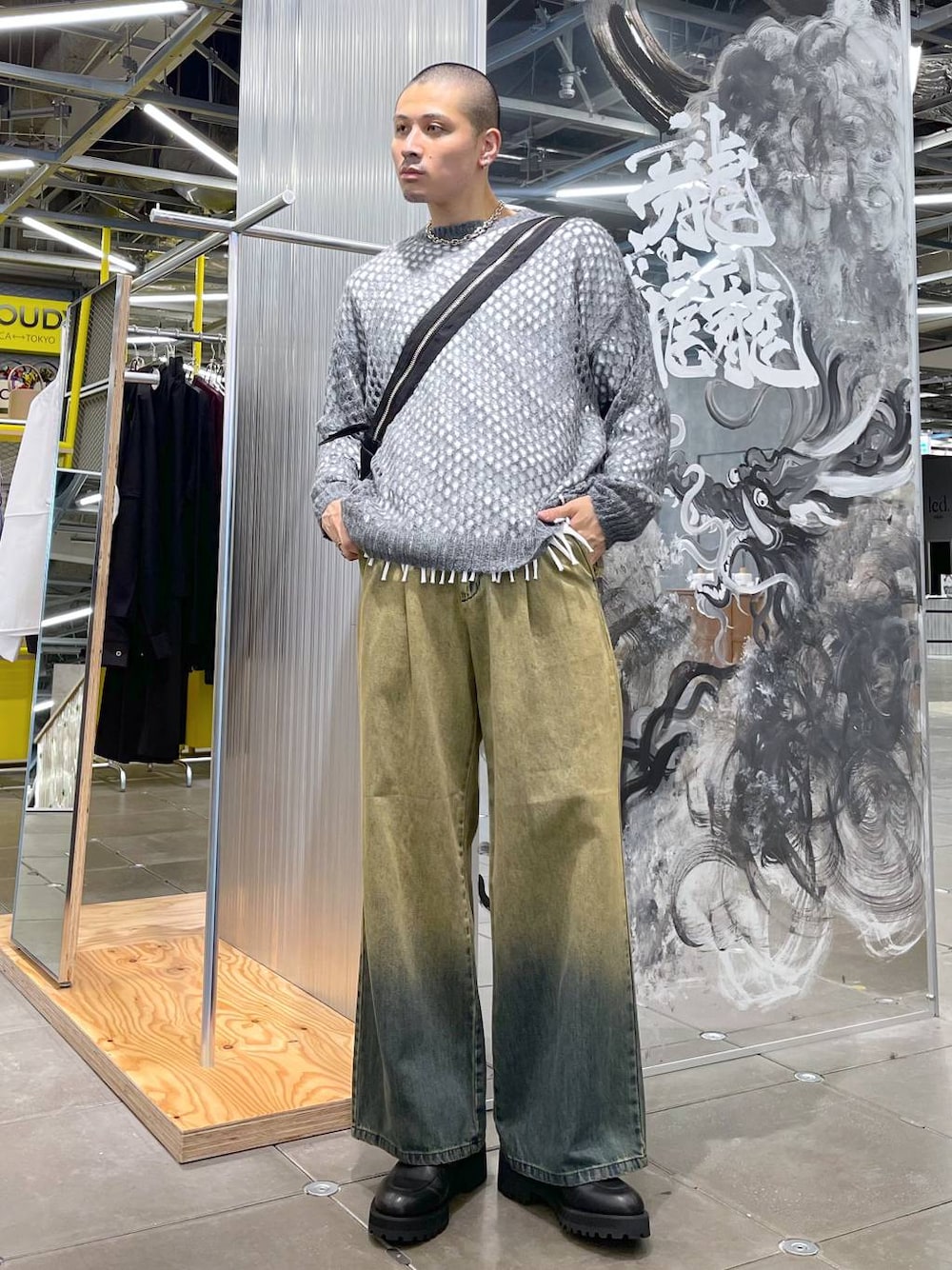 「モード、ワントーン、個性派、夏コーデ、きれいめ、カジュアル、オーバーサイズ、HARE、坊主、デートコーデ、ドットエスティ秋コーデ」｜「HAREのグラデーションデニムパンツ(HARE)（デニムパンツ、グリーン系）」を使った、はのやんさん（メンズ・182cm）の秋コーディネートの1枚目の写真