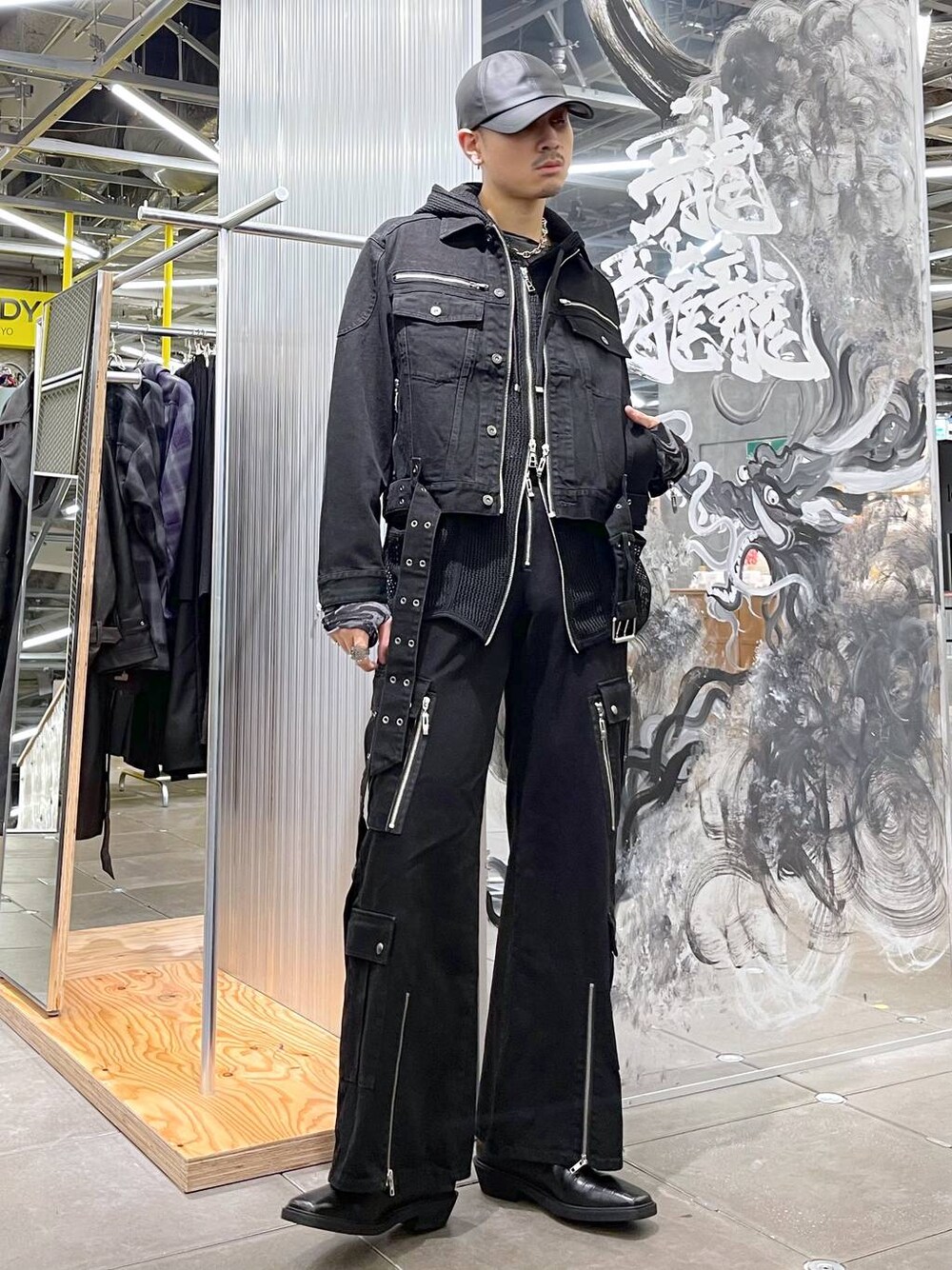 グレー系のTシャツ/カットソー、ブラック系のパーカー、ブラック系のブーツを着用したメンズの秋コーディネートの1枚目の写真
