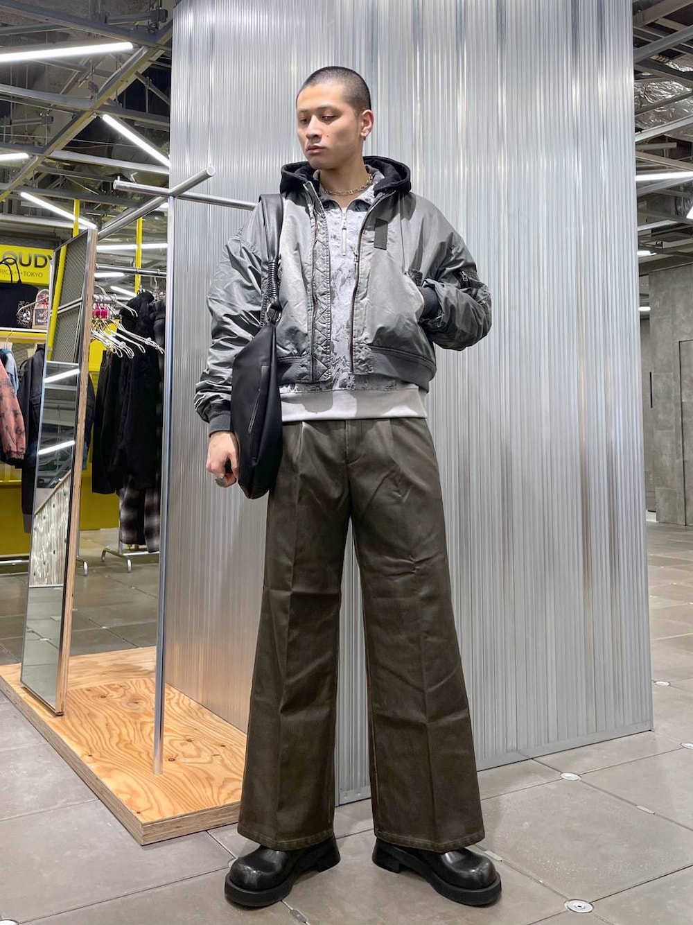 ブラウン系のその他パンツ、ブラック系のドレスシューズ、グレー系のMA-1を着用したメンズの冬コーディネートの1枚目の写真
