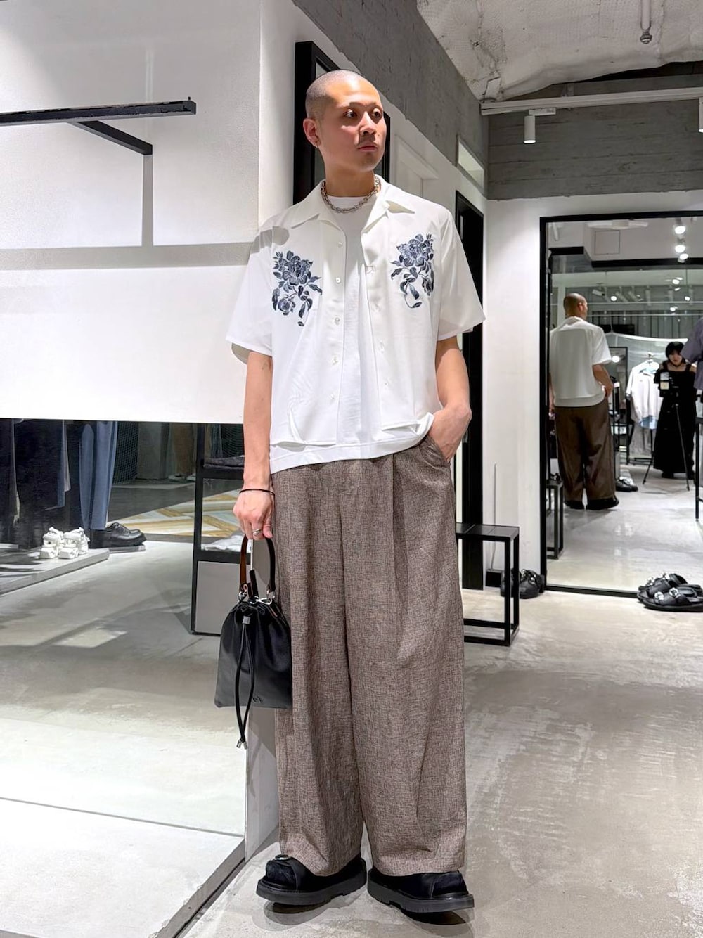 ホワイト系のTシャツ/カットソー、ブラック系のサンダル、ブラック系のショルダーバッグを着用したメンズの夏コーディネートの1枚目の写真