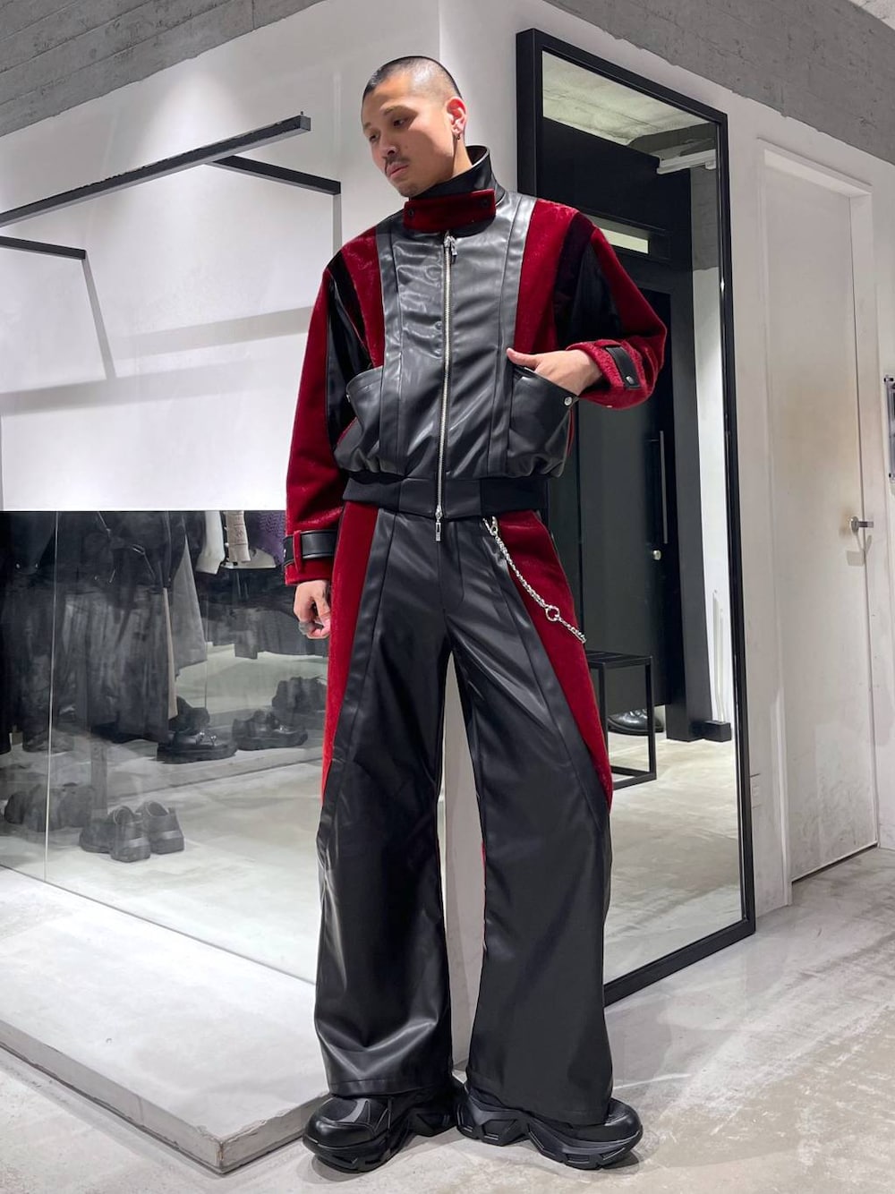 ブラック系のスニーカー、レッド系のブルゾン、レッド系のその他パンツを着用したメンズの冬コーディネートの1枚目の写真