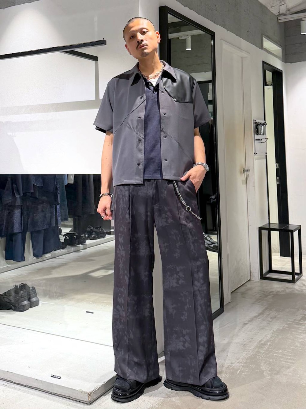 グレー系のスラックス、グレー系のシャツ/ブラウス、ブラック系のサンダルを着用したメンズの夏コーディネートの1枚目の写真