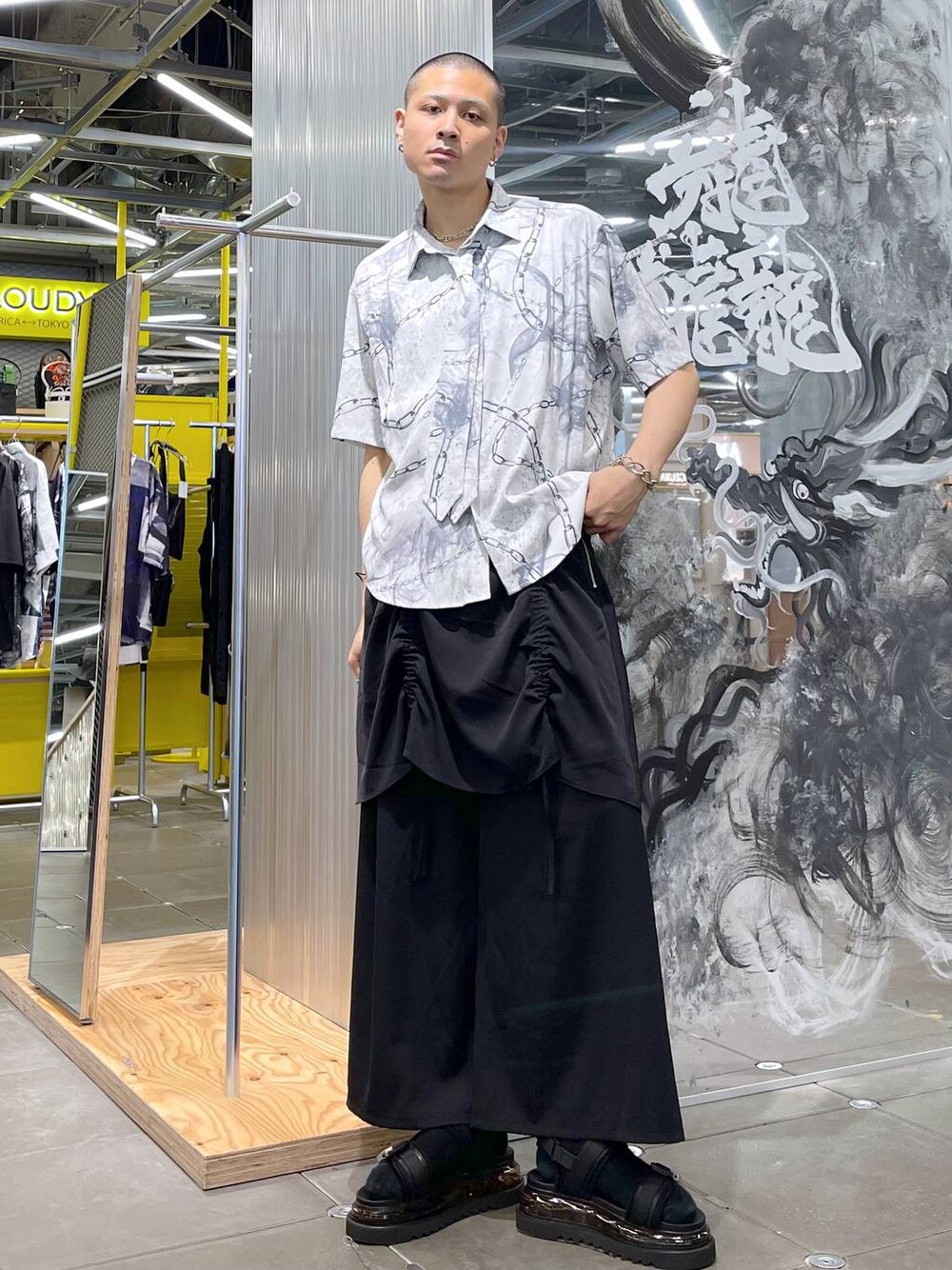 ブラック系のその他パンツ、ブラック系のサンダル、ホワイト系のシャツ/ブラウスを着用したメンズの夏コーディネートの1枚目の写真