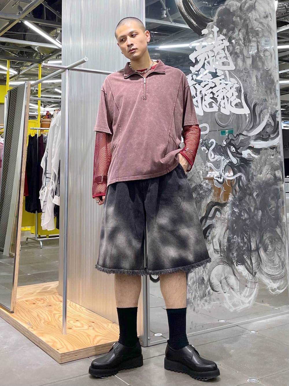 レッド系のTシャツ/カットソー、ブラック系のドレスシューズ、レッド系のTシャツ/カットソーを着用したメンズの夏コーディネートの1枚目の写真