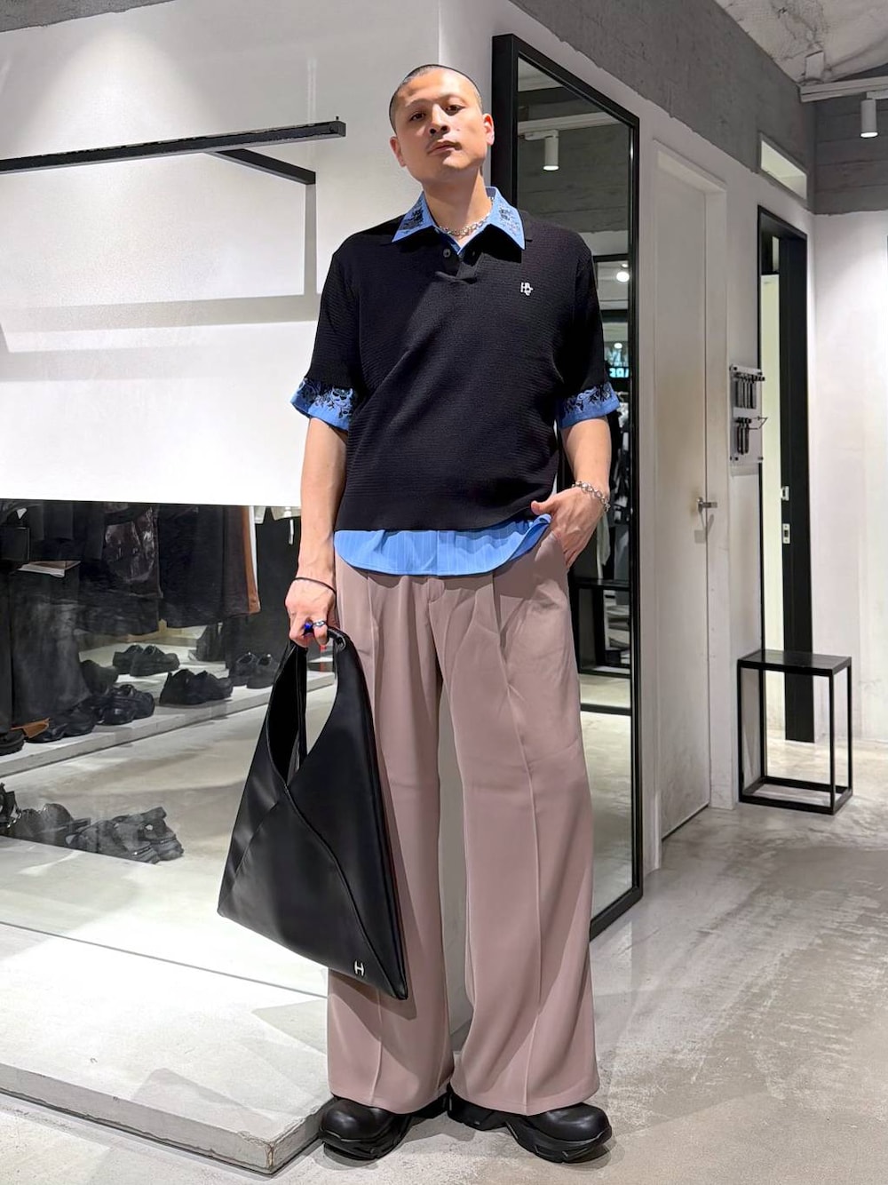 ピンク系のスラックス、ブルー系のシャツ/ブラウス、ブラック系のドレスシューズを着用したメンズの春コーディネートの1枚目の写真
