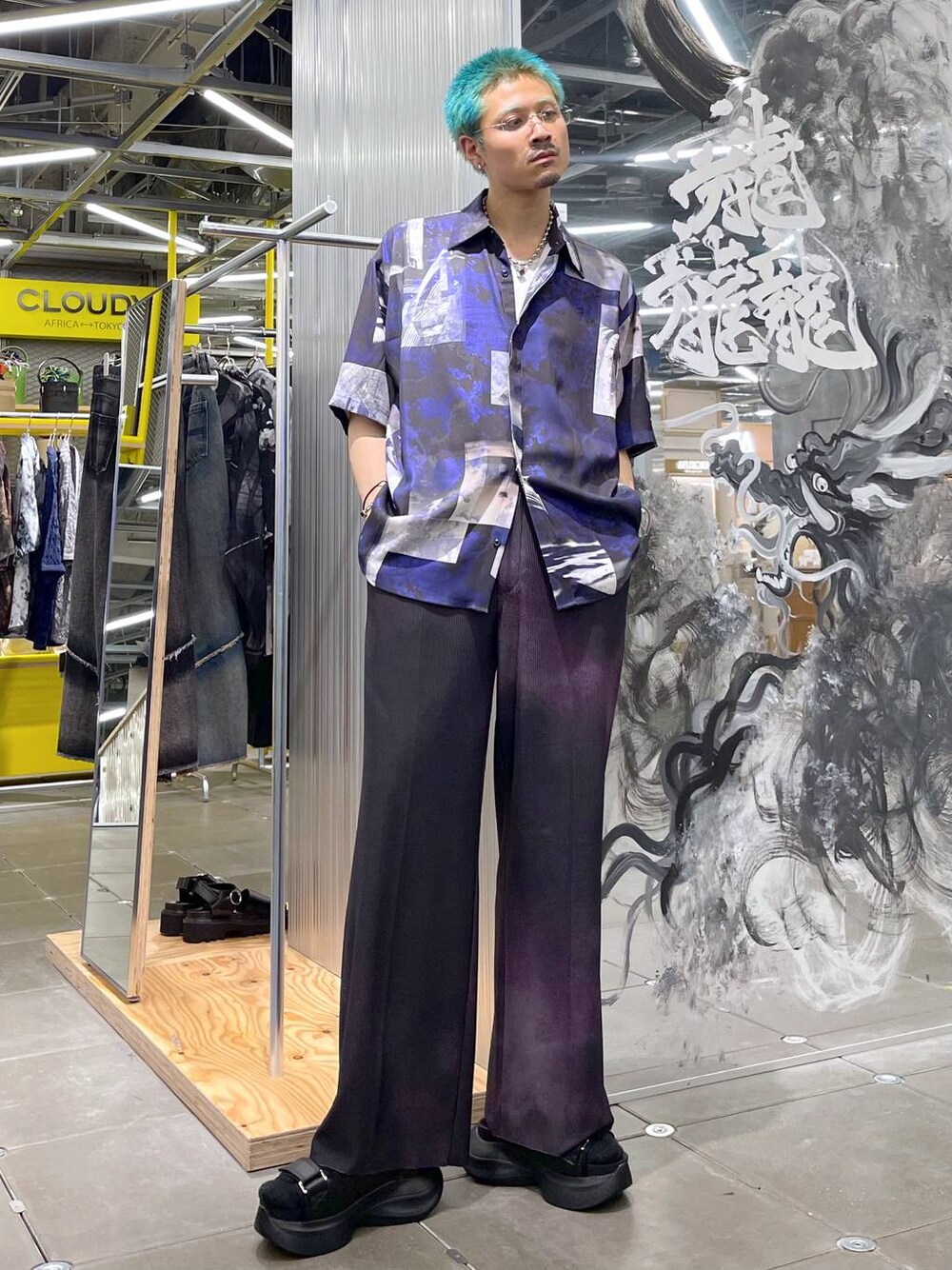 ブラック系のサンダル、ブラック系のその他パンツ、ブルー系のシャツ/ブラウスを着用したメンズの夏コーディネートの1枚目の写真