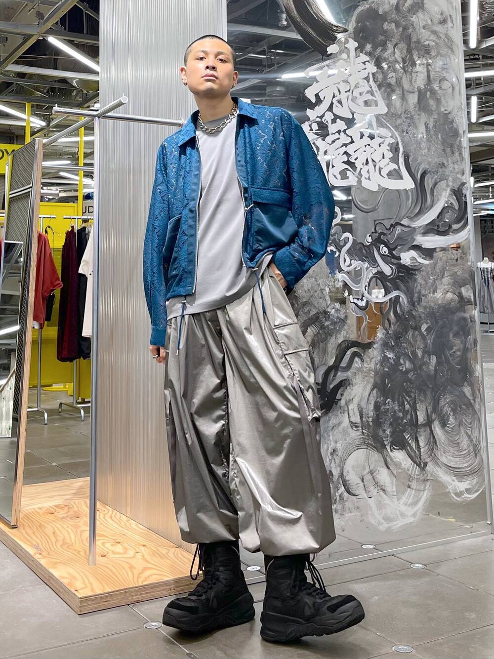 グレー系のTシャツ/カットソー、シルバー系のカーゴパンツ、ブルー系のブルゾンを着用したメンズの夏コーディネートの1枚目の写真