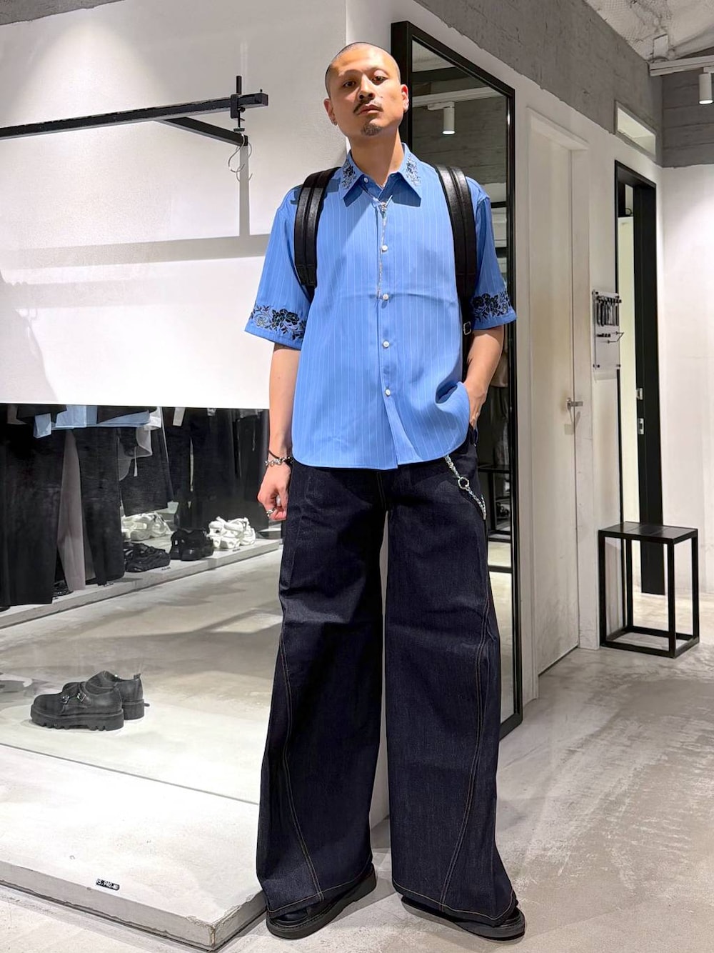 ブルー系のシャツ/ブラウス、ブルー系のデニムパンツ、ブラック系のサンダルを着用したメンズの夏コーディネートの1枚目の写真