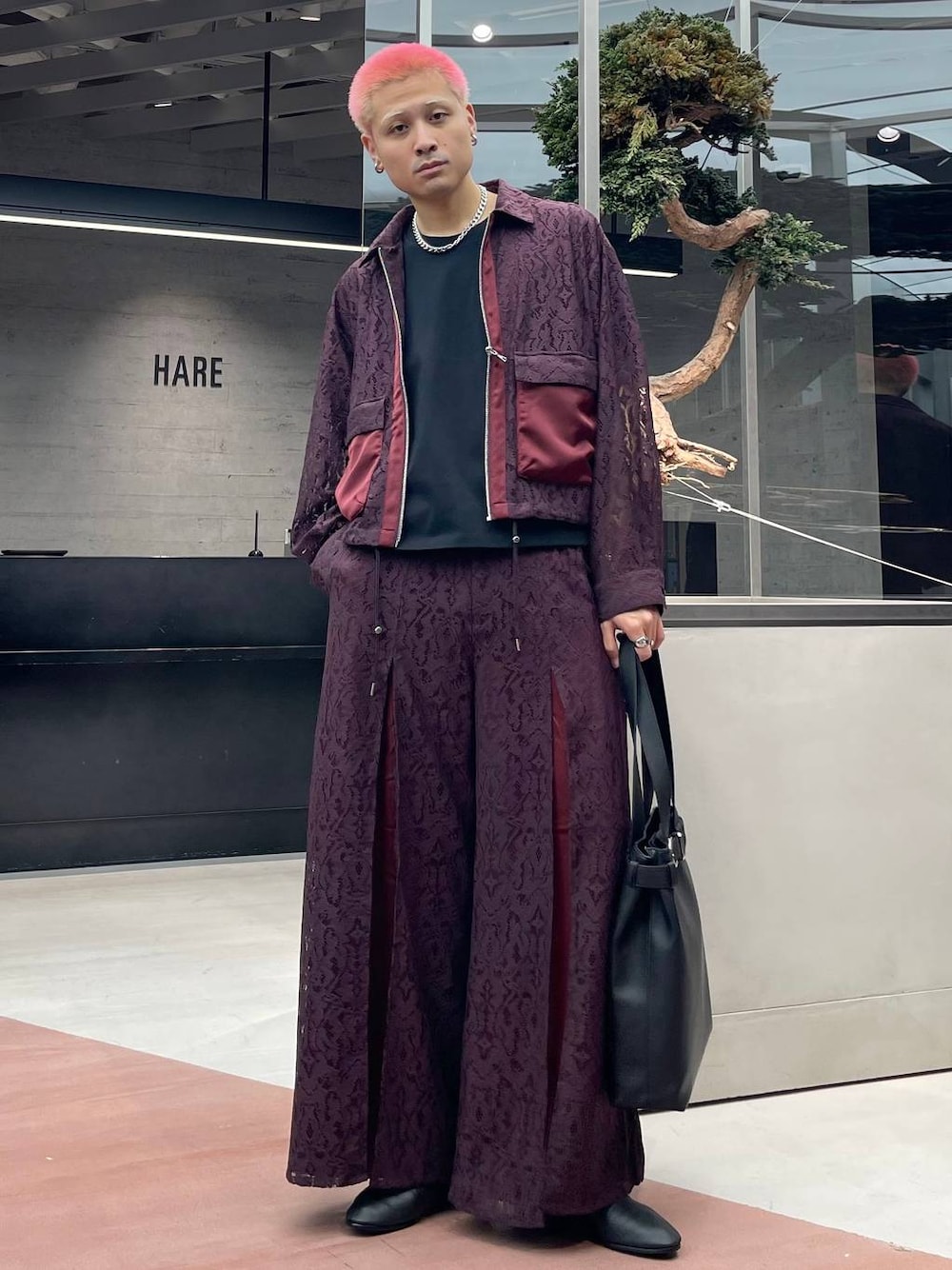 レッド系のブルゾン、レッド系のその他パンツ、ブラック系のバレエシューズを着用したメンズの夏コーディネートの1枚目の写真