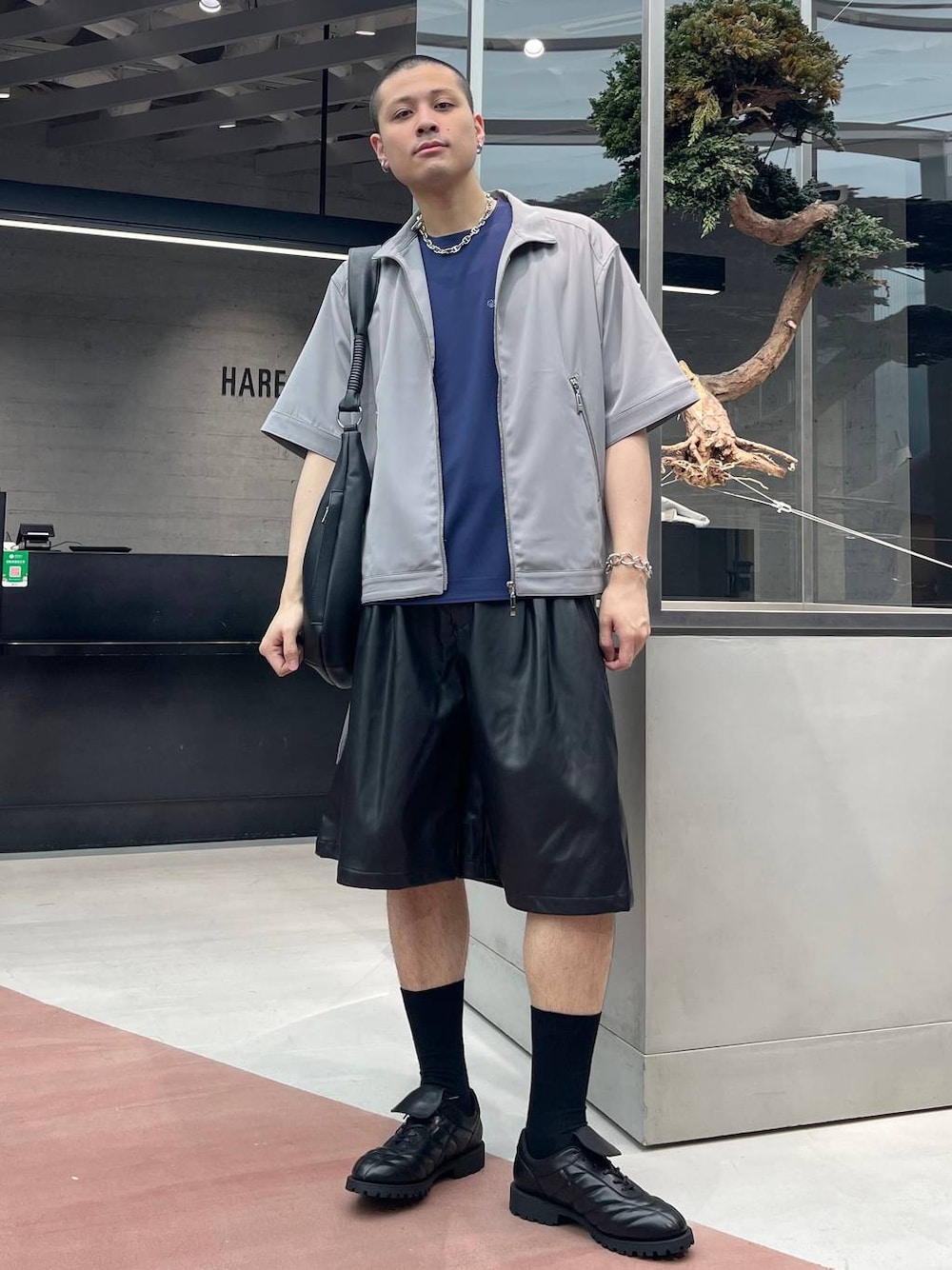 ブラック系のその他パンツ、グレー系のブルゾン、ブルー系のTシャツ/カットソーを着用したメンズの夏コーディネートの1枚目の写真