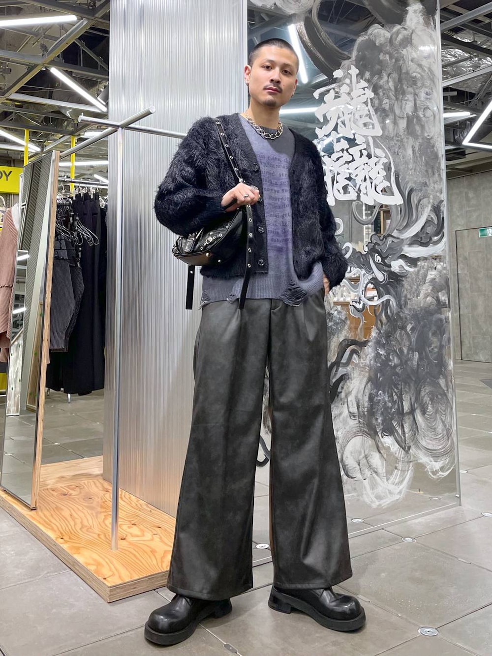 ブラック系のカーディガン/ボレロ、ブラック系のその他パンツ、ブラック系のショルダーバッグを着用したメンズの冬コーディネートの1枚目の写真