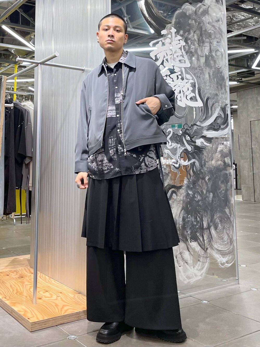 ブラック系のスラックス、ブラック系のドレスシューズ、ブラック系のシャツ/ブラウスを着用したメンズの夏コーディネートの1枚目の写真