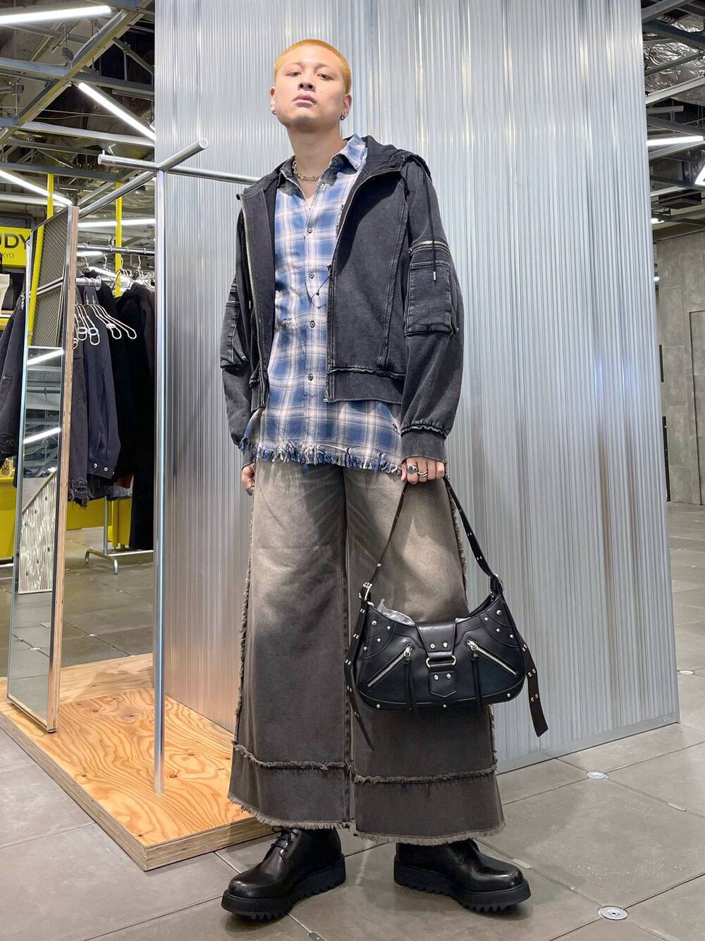 ブルー系のシャツ/ブラウス、ブラック系のパーカー、ブラック系のドレスシューズを着用したメンズの冬コーディネートの1枚目の写真