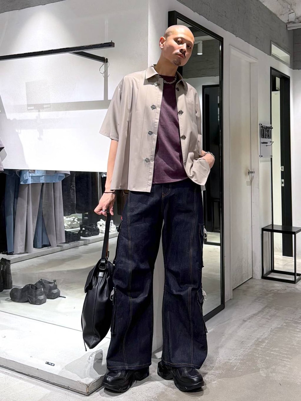 ブラック系のスニーカー、ブルー系のデニムパンツ、ブラック系のトートバッグを着用したメンズの夏コーディネートの1枚目の写真