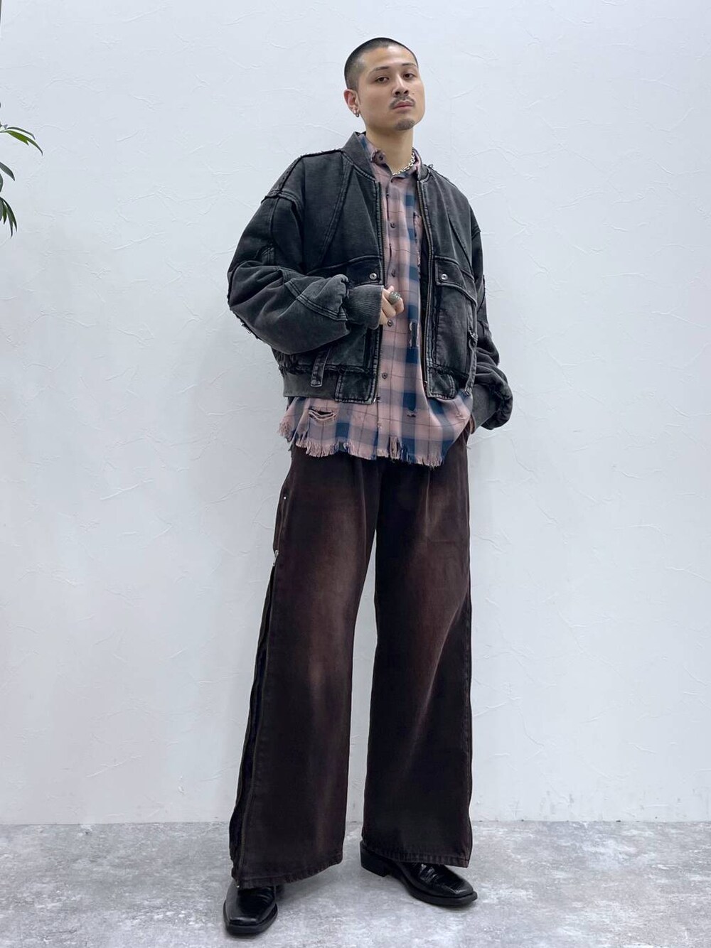 ピンク系のシャツ/ブラウス、レッド系のデニムパンツ、ブラック系のブーツを着用したメンズの秋コーディネートの1枚目の写真