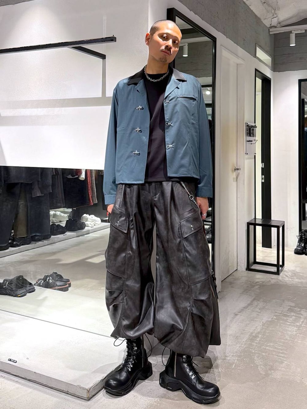 グリーン系のシャツ/ブラウス、ブラック系のブーツ、ブラック系のTシャツ/カットソーを着用したメンズの秋コーディネートの1枚目の写真