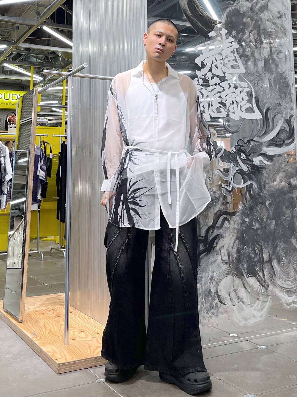 ホワイト系のシャツ/ブラウス、ブラック系のデニムパンツ、シルバー系のネックレスを着用したメンズの夏コーディネートの1枚目の写真