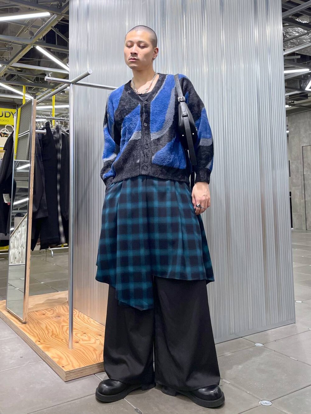 ブルー系のカーディガン/ボレロ、ブラック系のドレスシューズ、ブラック系のショルダーバッグを着用したメンズの冬コーディネートの1枚目の写真