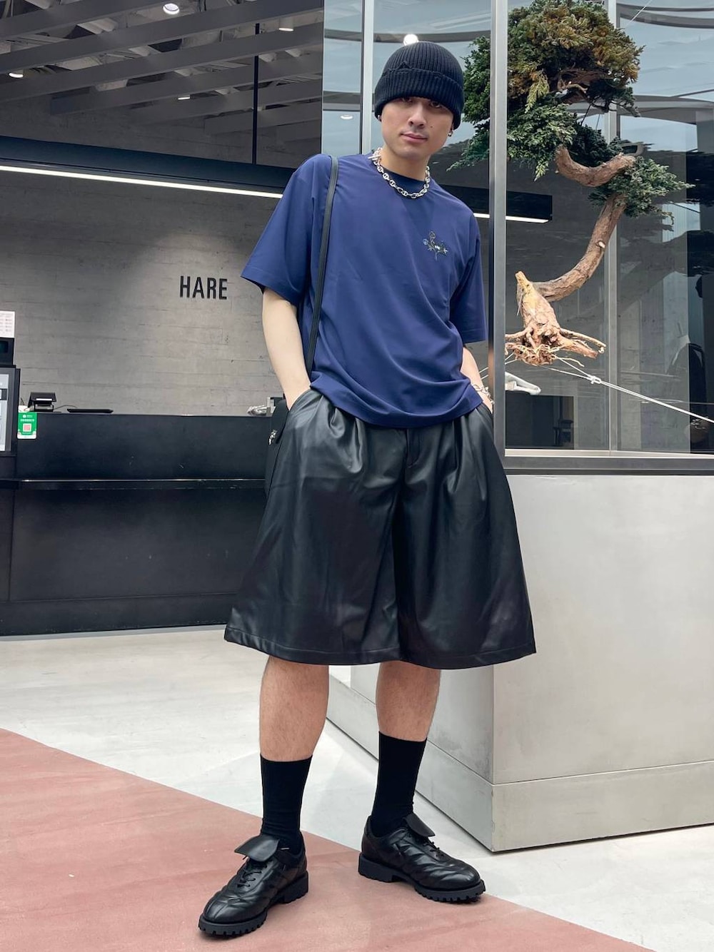 ブラック系のその他パンツ、ブルー系のTシャツ/カットソー、ブラック系のスニーカーを着用したメンズの夏コーディネートの1枚目の写真