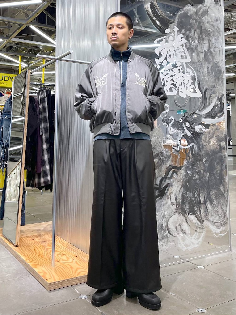 ブルー系のニット/セーター、ブラック系のその他パンツ、ブラック系のブーツを着用したメンズの秋コーディネートの1枚目の写真