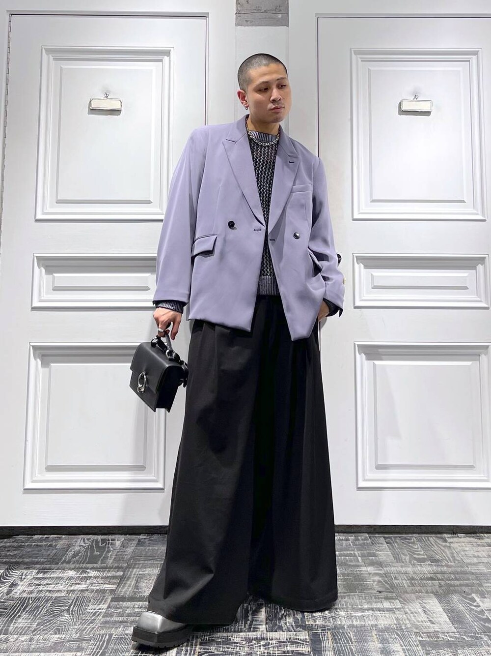 パープル系のテーラードジャケット、ブラック系のショルダーバッグ、ブラック系のスラックスを着用したメンズの春コーディネートの1枚目の写真