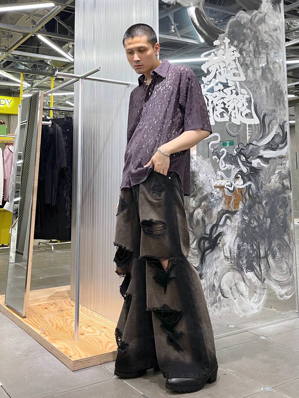 ブラック系のデニムパンツ、パープル系のシャツ/ブラウス、ブラック系のドレスシューズを着用したメンズの夏コーディネートの1枚目の写真