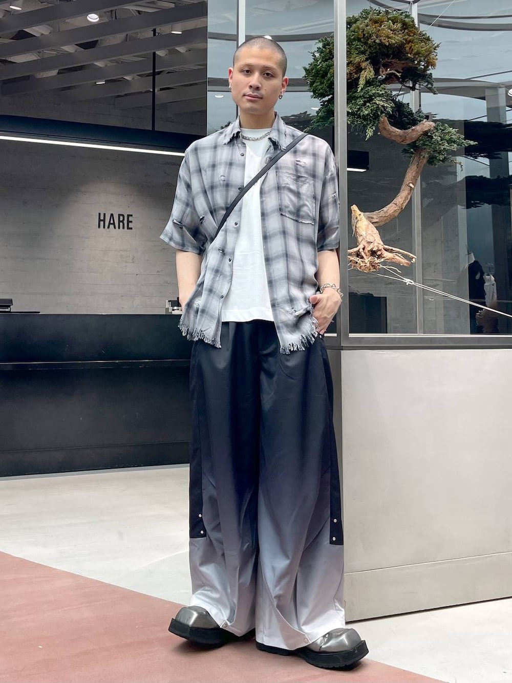 グレー系のシャツ/ブラウス、ブラック系のその他パンツ、ホワイト系のTシャツ/カットソーを着用したメンズの夏コーディネートの1枚目の写真